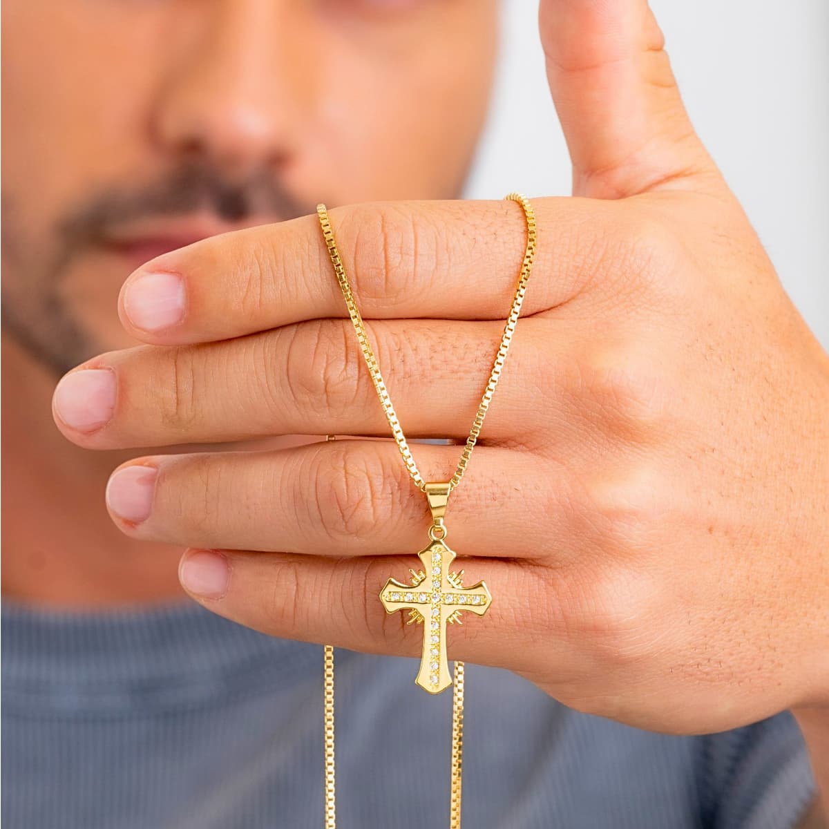 Dije Cruz Sagrada con Circonias Cristal Oro Laminado 18K | OM JOYERÍA