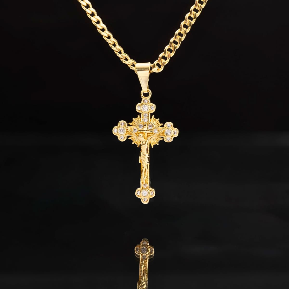 Dije El Crucificado Oro Laminado 18K | OM JOYERÍA