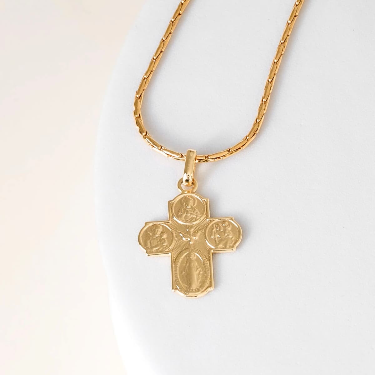 Dije El Viajero Unisex Oro Laminado 18K | OM JOYERÍA