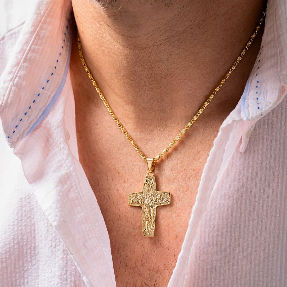 Dije Cruz Buen Pastor para Hombre Oro Laminado 18K | OM JOYERÍA