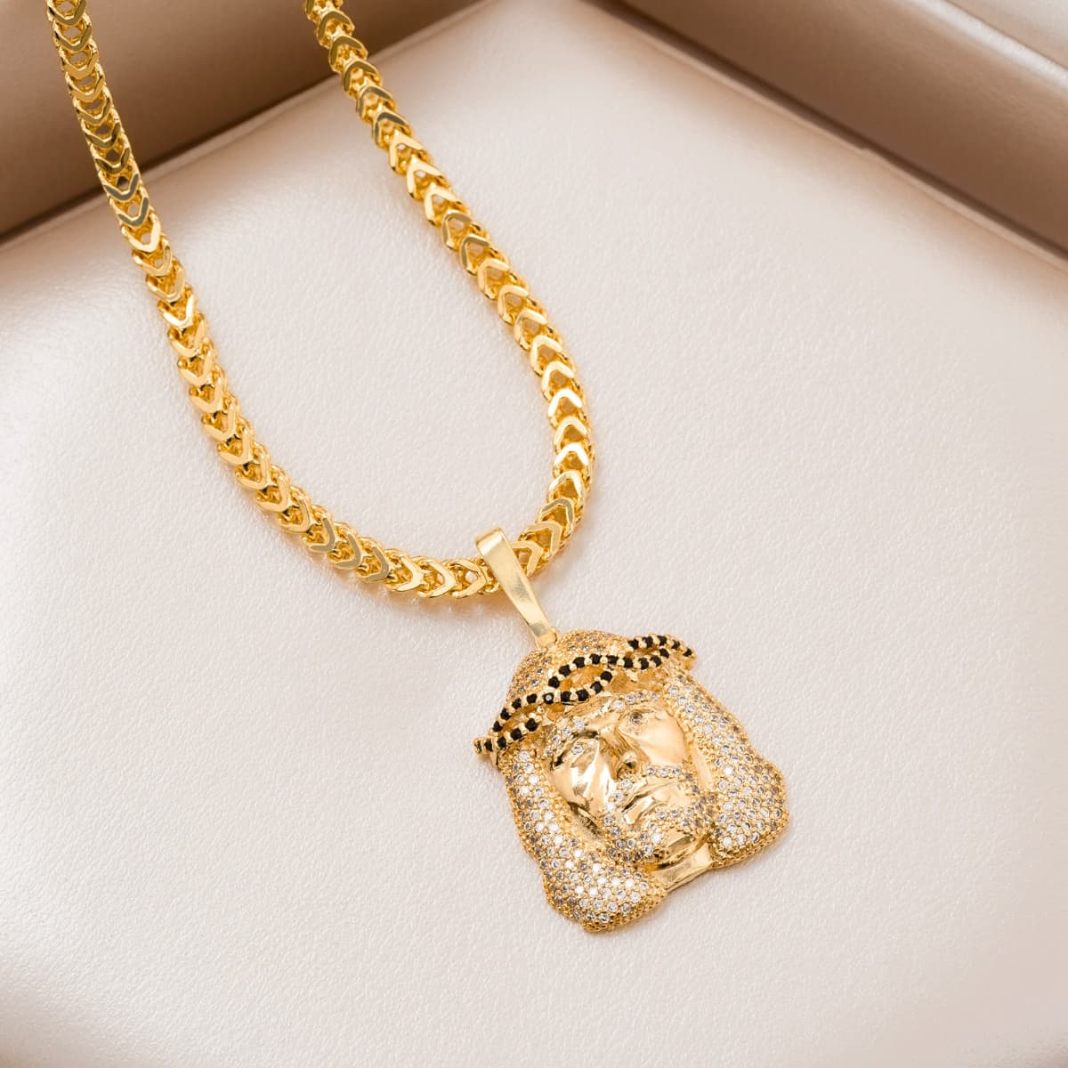 Dije Rostro Swarovski Negro Oro Laminado 18K | OM JOYERÍA
