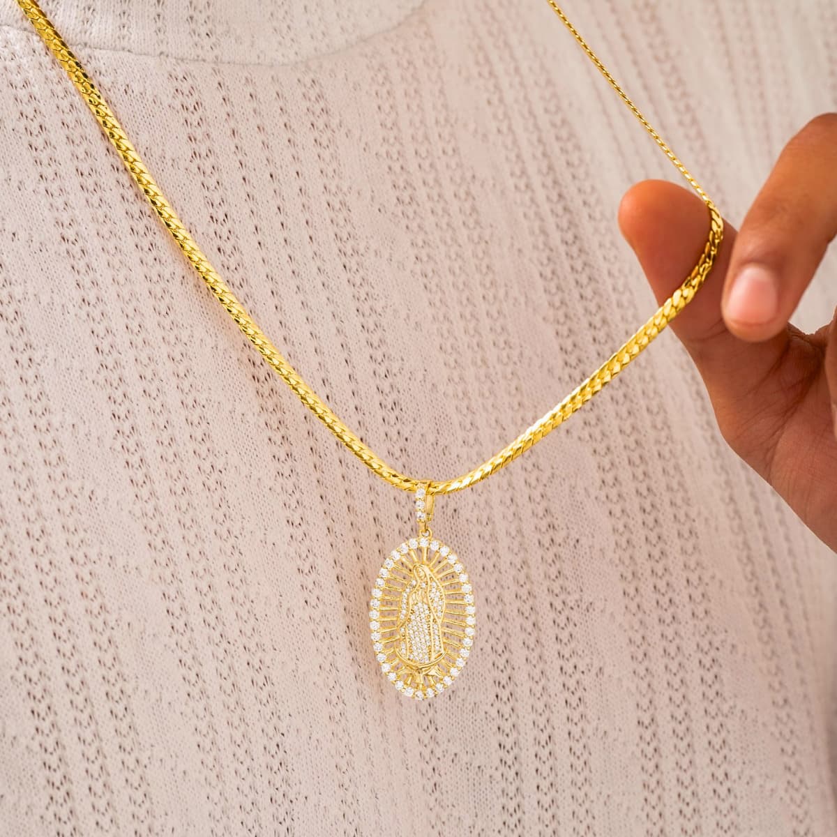 Dije Virgen de Guadalupe Swarovski Oro Laminado 18K | OM JOYERÍA