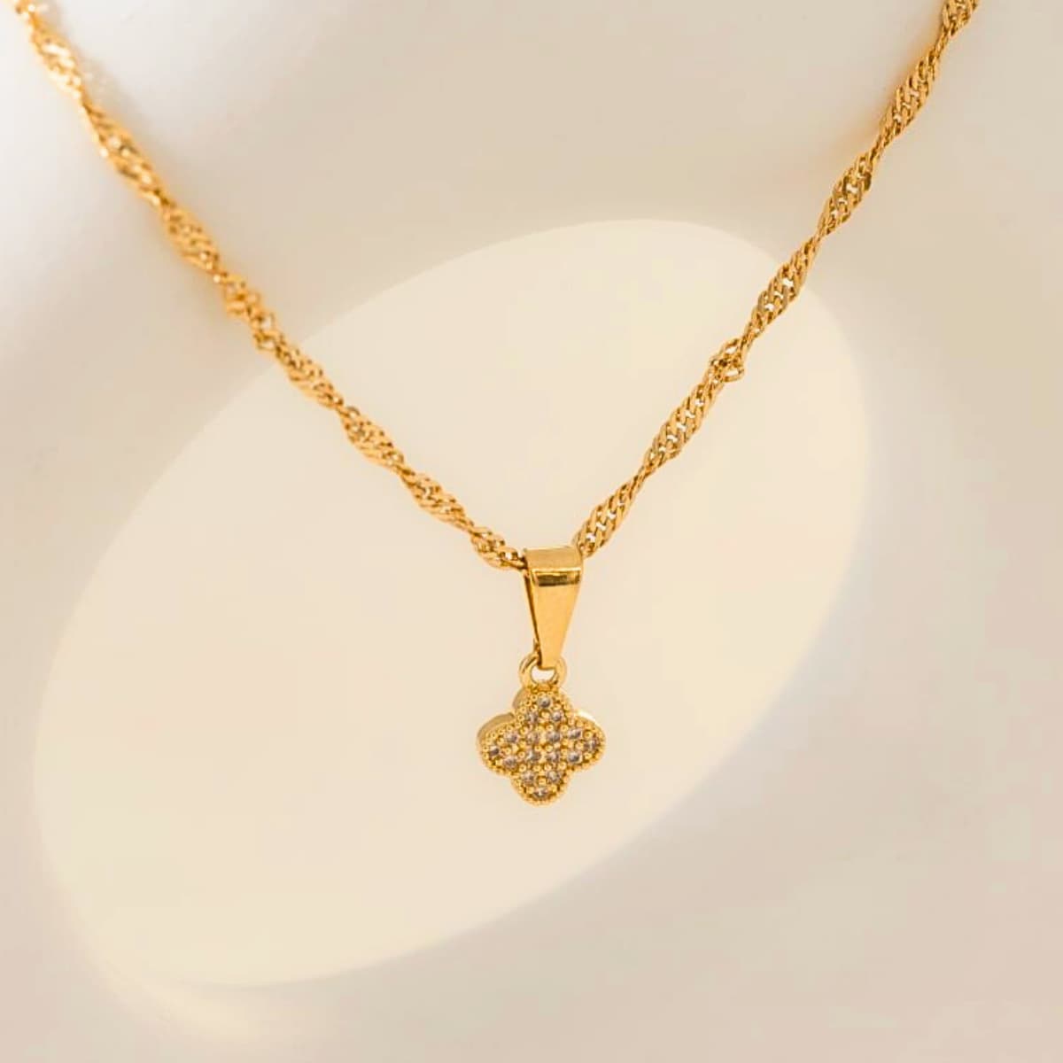 Dije Clover Circonias – Oro Laminado 18K | OM JOYERÍA