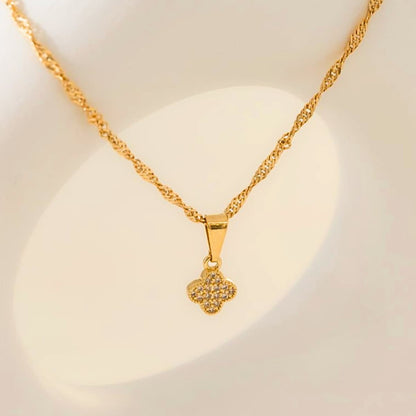 Dije Clover Circonias – Oro Laminado 18K | OM JOYERÍA