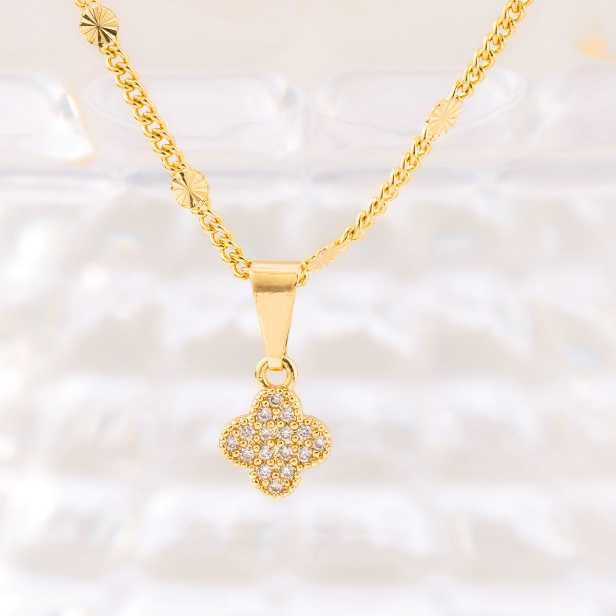 Dije Clover Circonias – Oro Laminado 18K | OM JOYERÍA