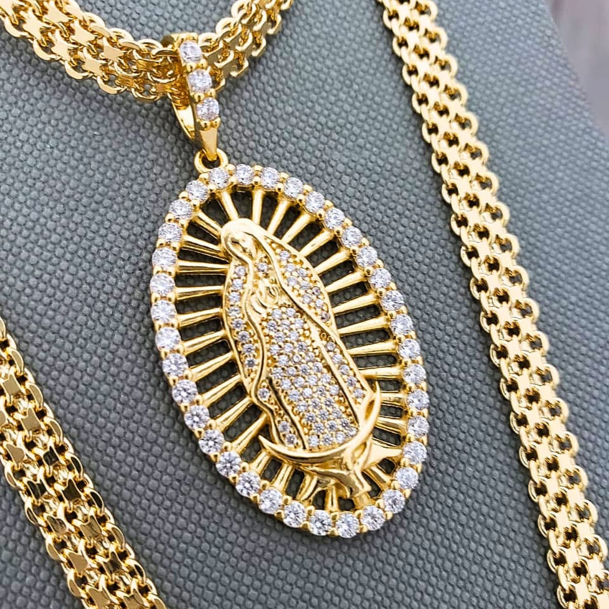 Dije Virgen de Guadalupe Swarovski Oro Laminado 18K | OM JOYERÍA