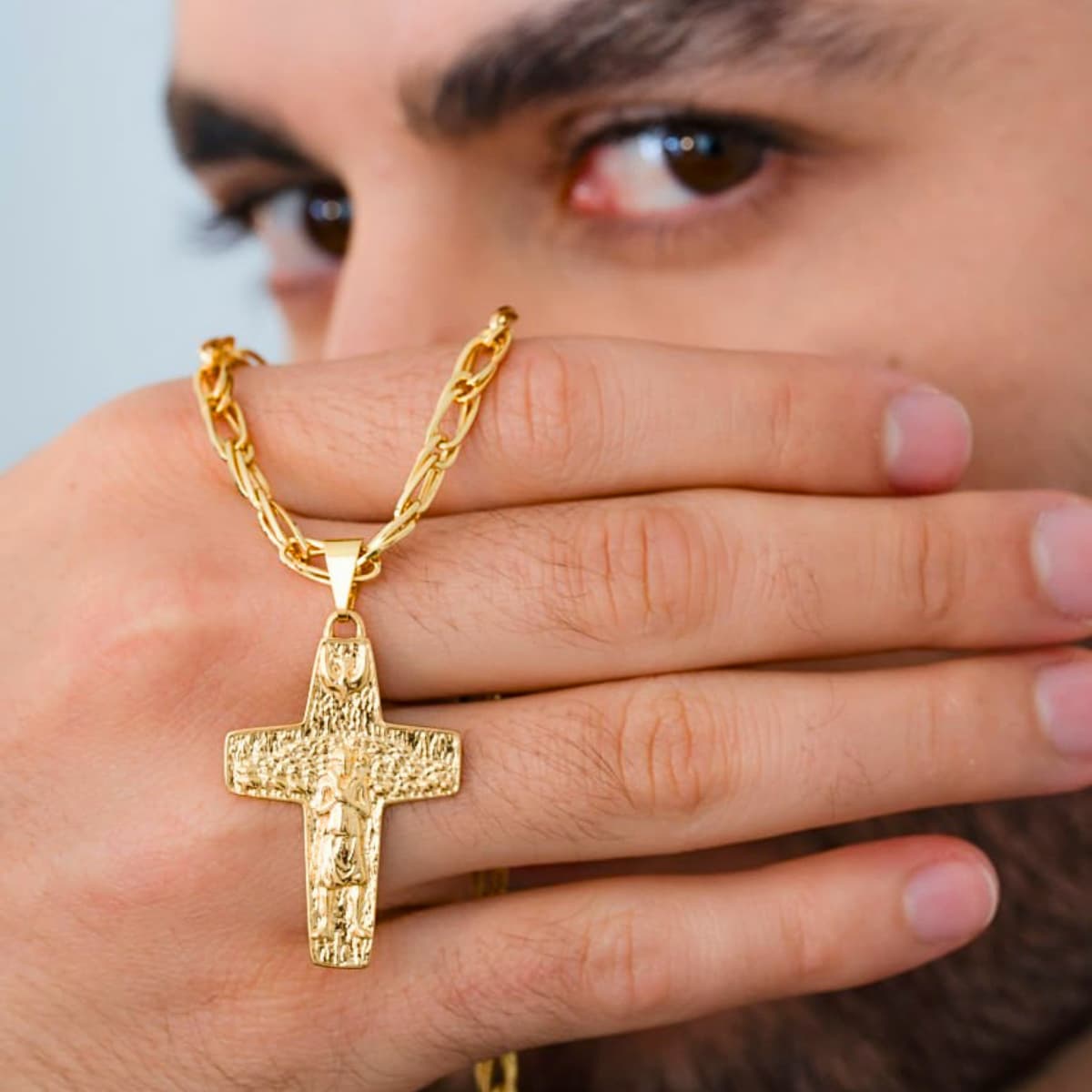 Dije Cruz Buen Pastor para Hombre Oro Laminado 18K | OM JOYERÍA