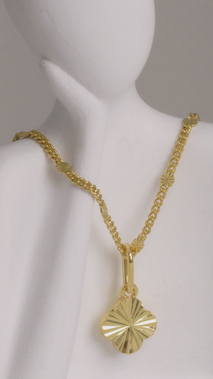 Dije Clover Sol – Oro Laminado 18K | OM JOYERÍA