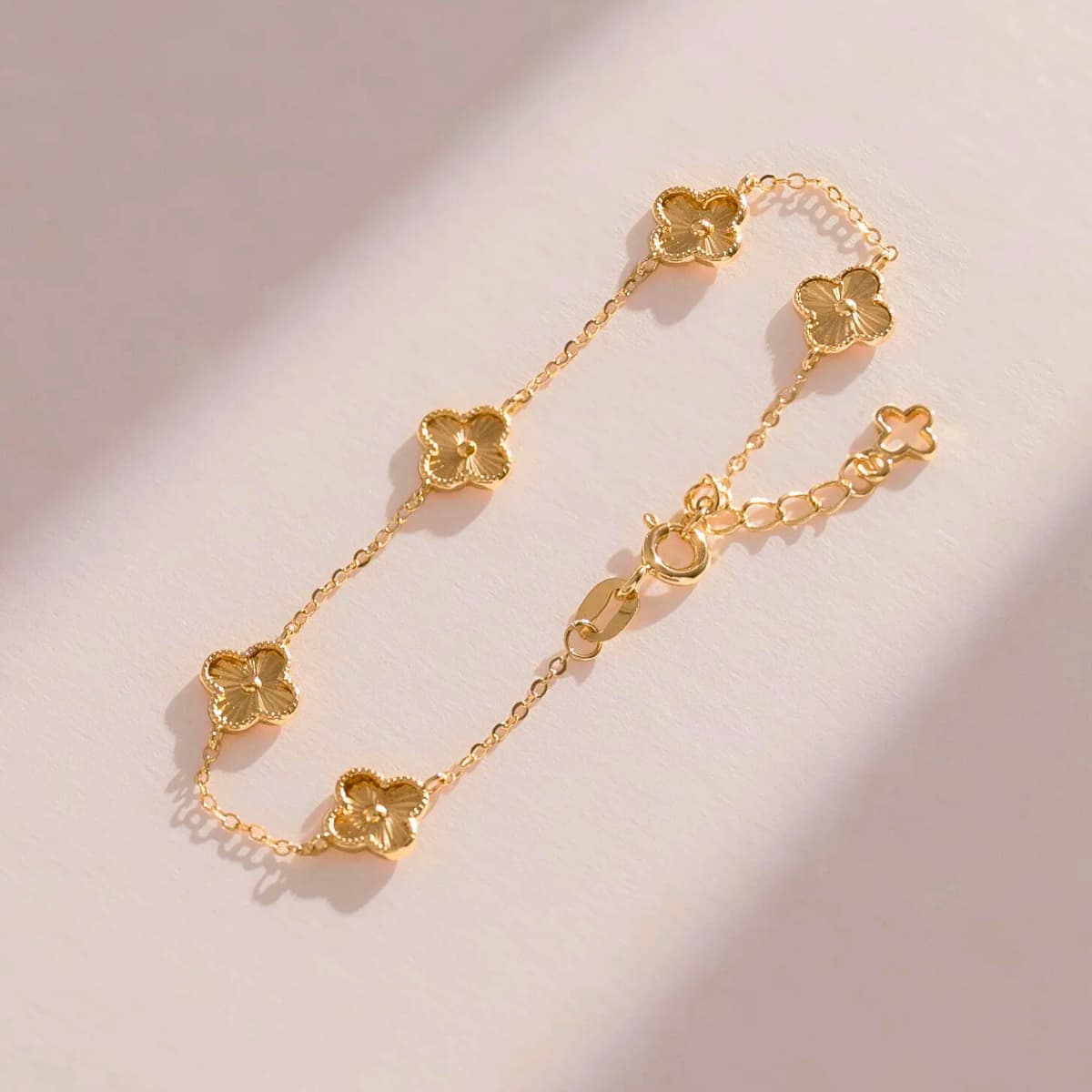 Pulsera Mini Clover 0.7 cm – Oro Laminado 18K | OM JOYERÍA