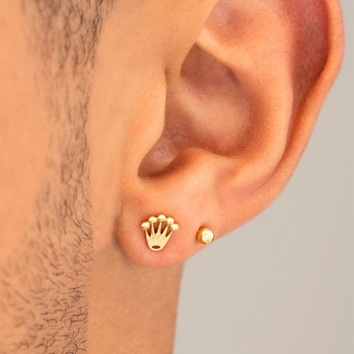 Aretes Corona Rolex Hombre – Oro Laminado 18K | OM JOYERÍA