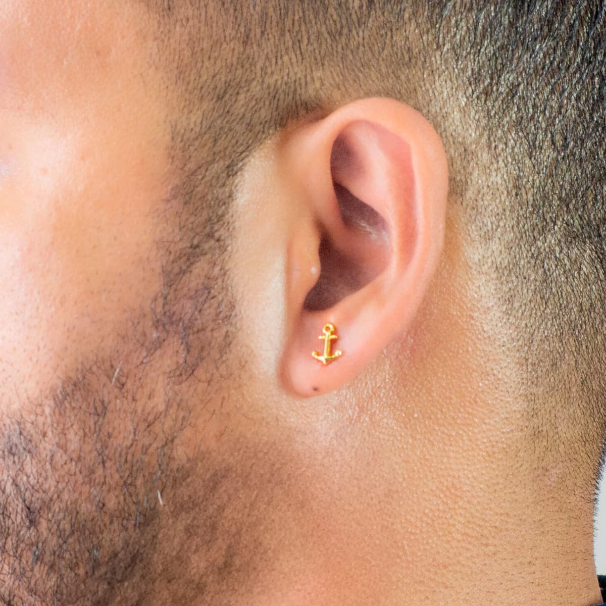 Aretes Ancla Unisex – Oro Laminado 18K | OM JOYERÍA