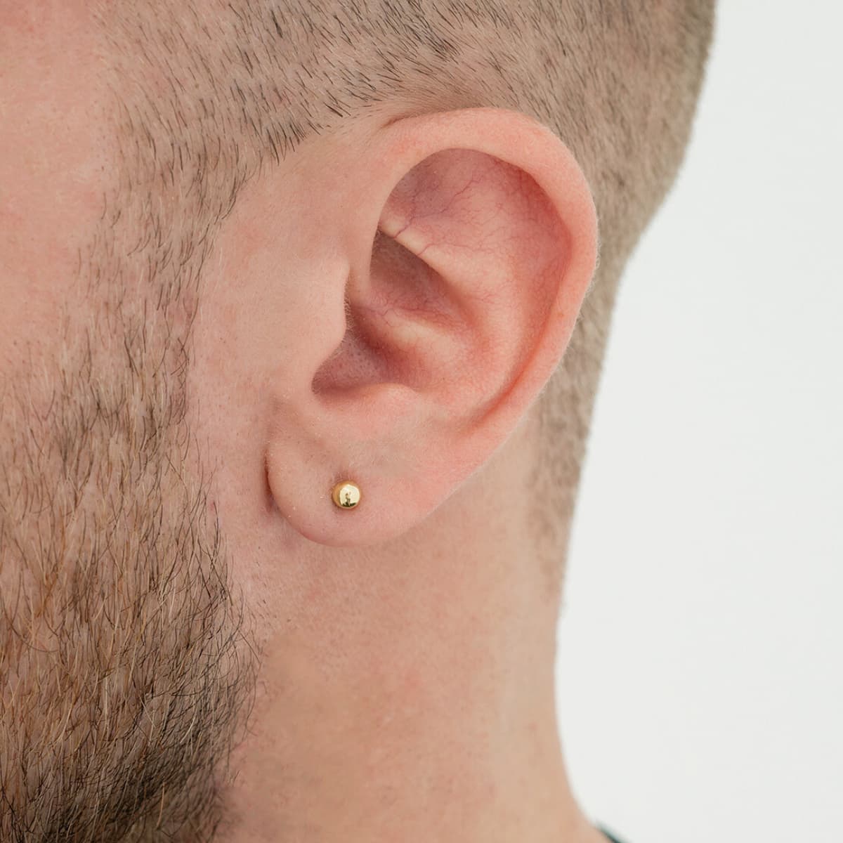 Aretes Topos Balín 3mm Unisex – Oro Laminado 18K | OM JOYERÍA