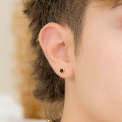 Aretes Topos Circón Negro Redondo Hombre – Oro Laminado 18K | OM JOYERÍA