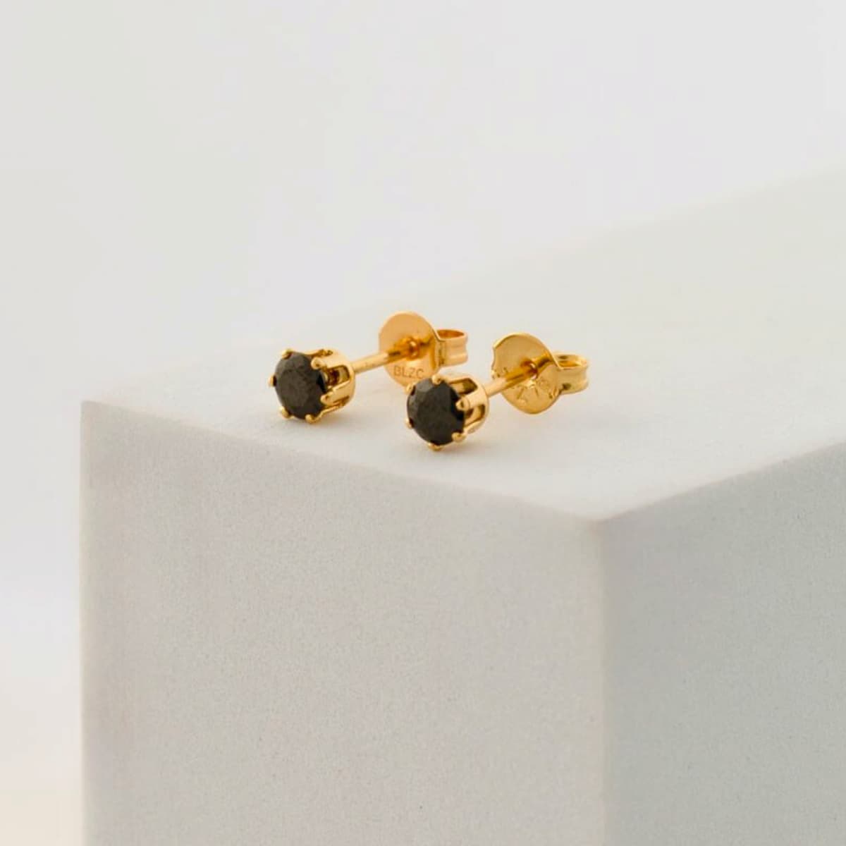 Aretes Topos Circón Negro Redondo Hombre – Oro Laminado 18K | OM JOYERÍA