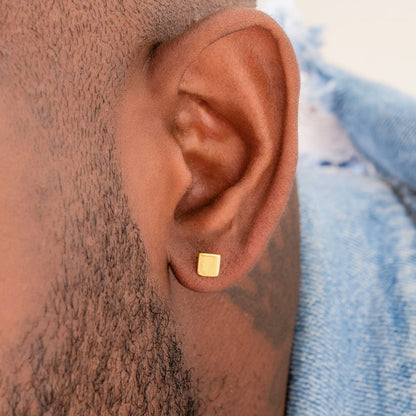Aretes Topos Cuadrados Hombre 5mm – Oro Laminado 18K | OM JOYERÍA