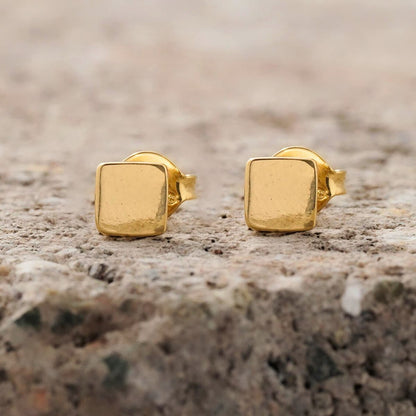 Aretes Topos Cuadrados Hombre 5mm – Oro Laminado 18K | OM JOYERÍA